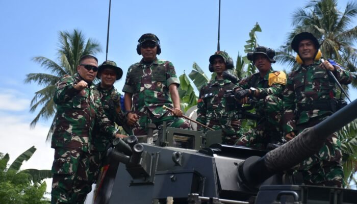 Pangdam Merdeka Tinjau Latihan Menembak Senjata Ranpur Kikav 10/MSC di Tiwoho