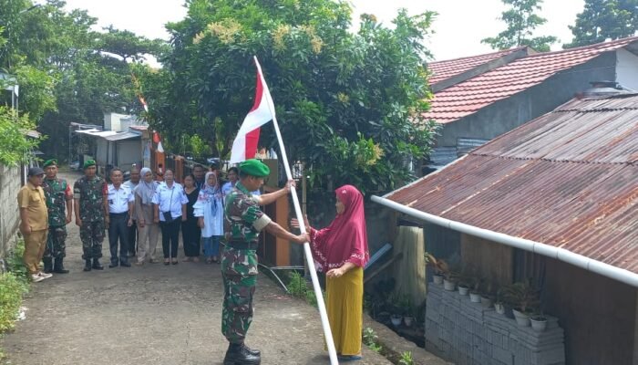 Babinsa Koramil Pineleng Bagikan Bendera Merah Putih dan Beras ke Warga