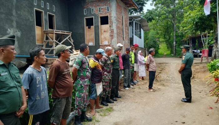 Koramil Tuminting Bagikan Bendera Merah Putih ke Warga