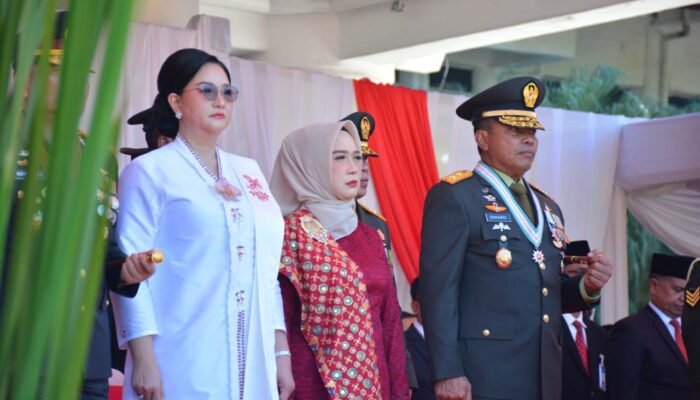 Pangdam dan Ketua Persit KCK Daerah XIII/Merdeka Hadiri Upacara HUT ke-80 RI