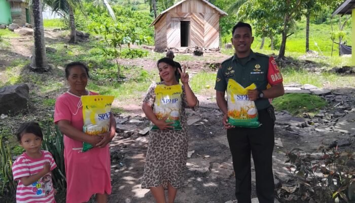 Pastikan Bantuan Tepat Sasaran, Babinsa Koramil Kwandang Salurkan Beras Murah di Desa Monano dan Sogu
