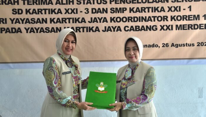Ketua Yayasan Kartika Jaya Cabang XXI Merdeka Terima Alih Status Pengelolaan SD Kartika XXI-3 dan SMP Kartika XXI-1