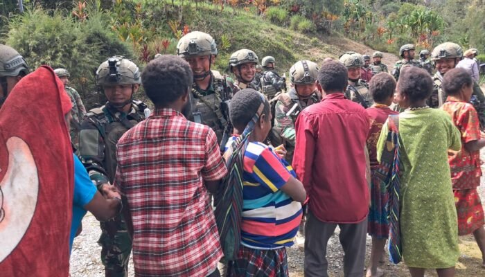 Kehadiran Satgas Mobile Yonif 712/Wiratama Membawa Kebahagiaan Bagi Masyarakat Papua di Kampung Eknemba