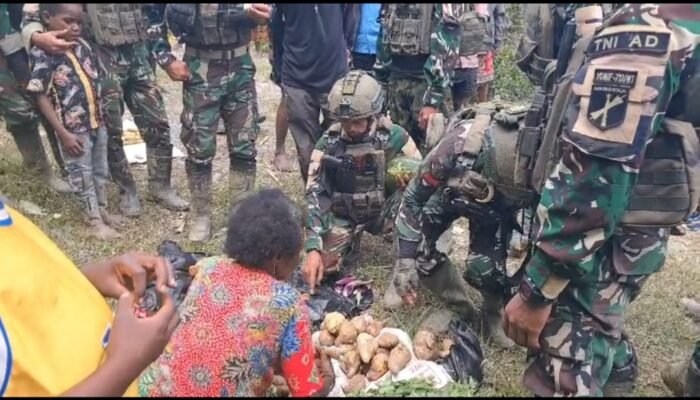 Borong Hasil Kebun, Cara Satgas Mobile Yonif 712/Wiratama Dukung Ekonomi Mama Papua di Eknemba