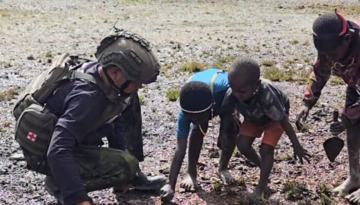Satgas TNI dan Warga Mamba Bersatu Bersihkan Gereja Katolik Hati Kudus Yesus di Perbatasan Papua