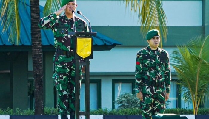 Asops Kasdam Merdeka Pimpin Upacara Bendera Mingguan