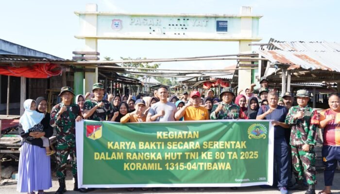 Koramil Tibawa Bersihkan Pasar Rakyat Desa Datahu Sambut HUT ke-80 TNI