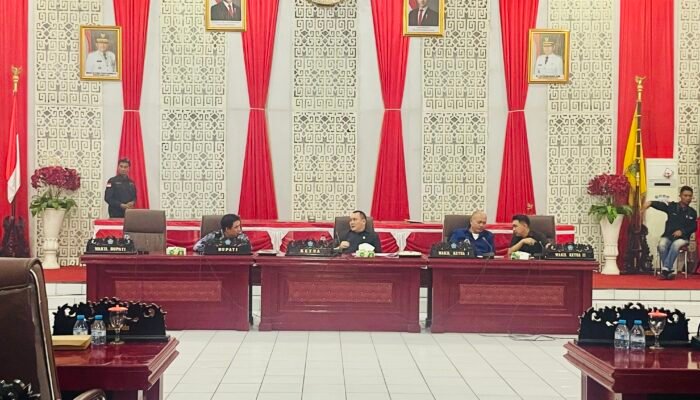 Ketua DPRD Sangihe Ferdy Sondakh Pimpin Rapat Dengar Pendapat Bersama Aliansi Masyarakat Peduli Sangihe