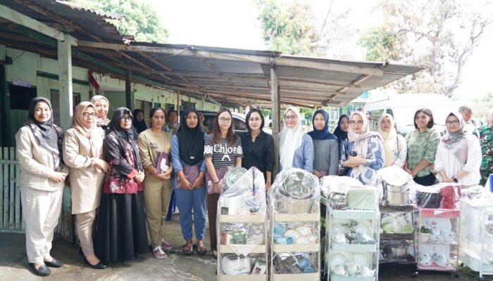 Persit KCK Pengurus Daerah XIII/Merdeka Salurkan Bantuan Bagi Anggota Pomdam Terdampak Kebakaran