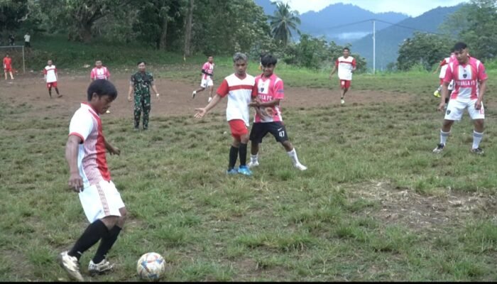 Dari Senjata ke Peluit: Serda Fadli Anggota TMMD Jadi Wasit di Turnamen Lapangan Hijau Desa Tonala