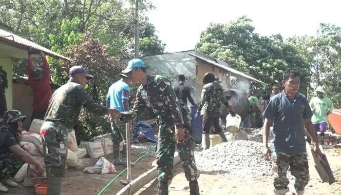 Tinjau Rabat Beton, Dan SSK TMMD ke-126 Kodim 1315/KG  Pastikan Kualitas dan Kecepatan