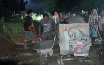 Antusias Tanpa Batas! Demi Sukses TMMD ke-126, Kepala Desa Tonala Turun Tangan Ikut “Ngecor” Hingga Larut Malam