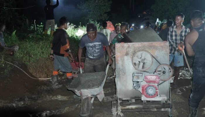 Antusias Tanpa Batas! Demi Sukses TMMD ke-126, Kepala Desa Tonala Turun Tangan Ikut “Ngecor” Hingga Larut Malam