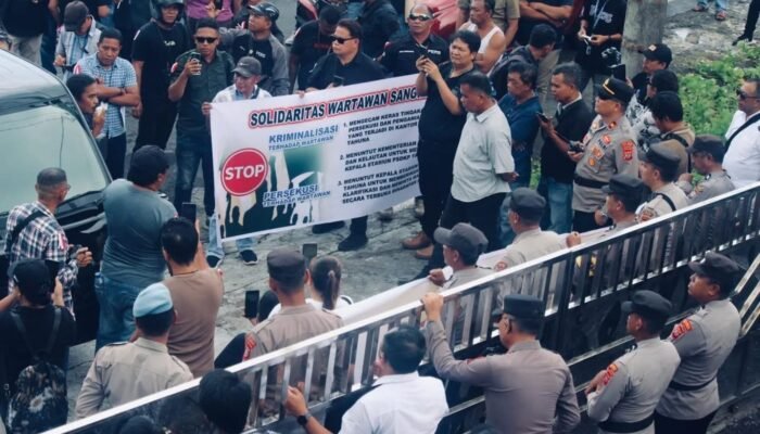 Aksi Solidaritas Wartawan Sangihe di Kantor PSDKP Tahuna di Kawal Ketat Pihak Kepolisian dan TNI