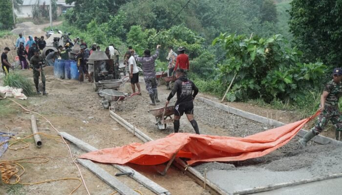 Satgas TMMD ke-126 Kodim 1315/KG dan Warga Tetap Semangat Wujudkan Jalan Beton Impian di Tengah Hujan
