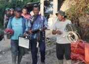 Cahaya Harapan di Malam Hari: Aksi Cepat Sertu Amirul dan Ridwan Doda Pasang Lampu Sorot, Pastikan Pengecoran Jalan TMMD Tuntas Tepat Waktu