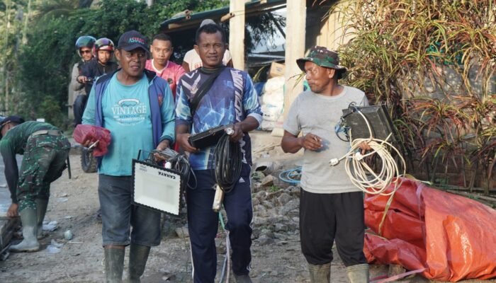 Cahaya Harapan di Malam Hari: Aksi Cepat Sertu Amirul dan Ridwan Doda Pasang Lampu Sorot, Pastikan Pengecoran Jalan TMMD Tuntas Tepat Waktu