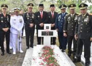 Kasdam Merdeka Bersama Gubernur Sulut dan Forkopimda Peringati Hari Pahlawan Bersama di TMP Manado