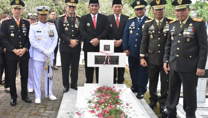 Kasdam Merdeka Bersama Gubernur Sulut dan Forkopimda Peringati Hari Pahlawan Bersama di TMP Manado