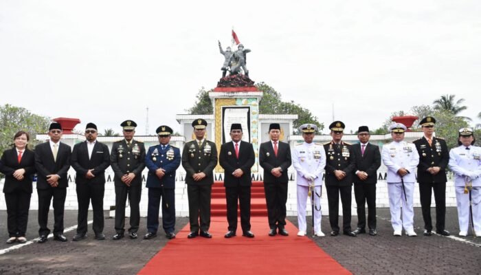 Ziarah ke Taman Makam Pahlawan, Danrem 131/Santiago: Kita Hargai Jasa Pahlawan