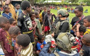 Satgas Mobile Yonif 712/Wiratama Hadir dengan Ketulusan: Salurkan Sembako dan Pelayanan Kesehatan Gratis untuk Warga Hitadipa