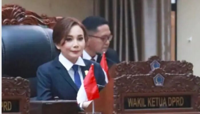 Jalan Rusak di Minsel-Mitra Jadi Sorotan, Warga Tanam Pohon di Tengah Jalan Provinsi