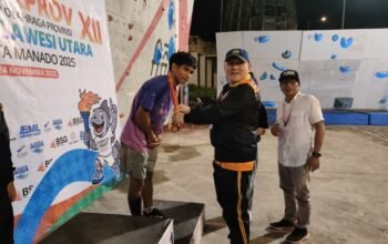 Ketua DPRD Sangihe Serahkan Medali Perunggu untuk Kontingen Talaud pada Cabor Panjat Tebing Porprov XII