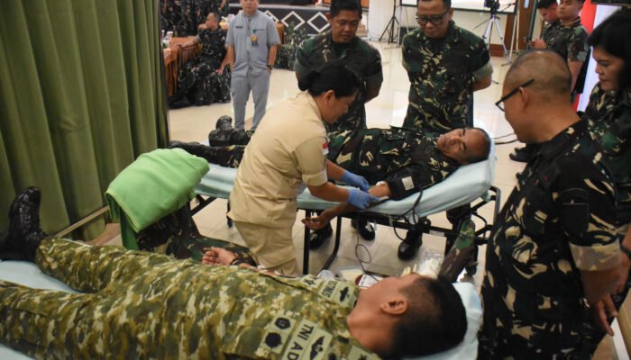 Danrindam dan Kasdam XIII/Merdeka Donorkan Darah Peringati Hari Juang TNI AD ke-80 Tahun 2025
