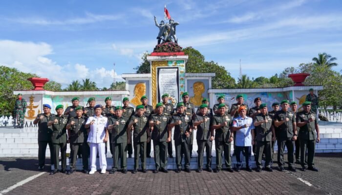 Kasdam XIII/Merdeka Pimpin Ziarah Rombongan Peringati Hari Juang TNI AD Tahun 2025