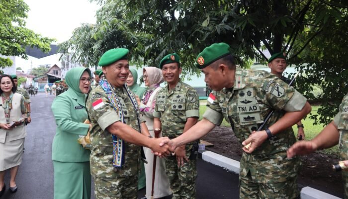 Danrem Santiago Hadiri Tradisi Penyambutan Pangdam XIII/Merdeka