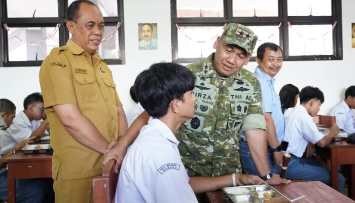 Pangdam XIII/Merdeka Tinjau Pelaksanaan Makan Bergizi Gratis di SMA Negeri 1 Manado