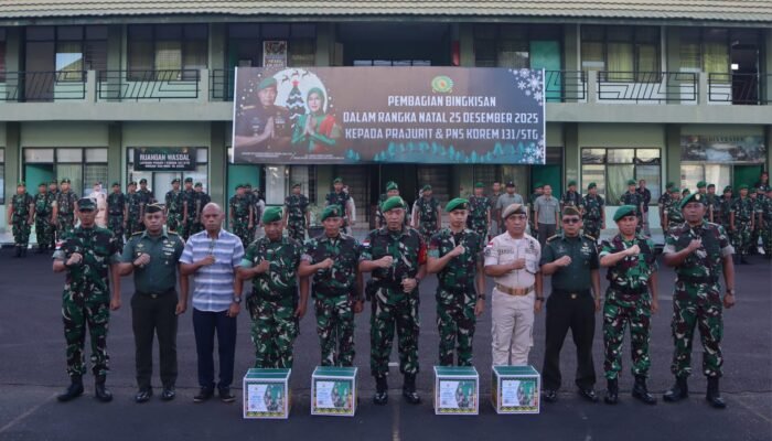 Danrem 131/Santiago Bagikan Bingkisan Natal ke Prajurit dan PNS