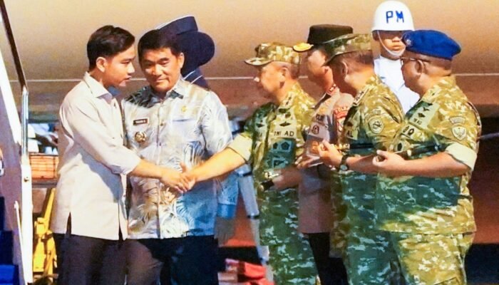 Pangdam Merdeka Sambut Kedatangan Wapres di Bandara Sam Ratulangi Manado