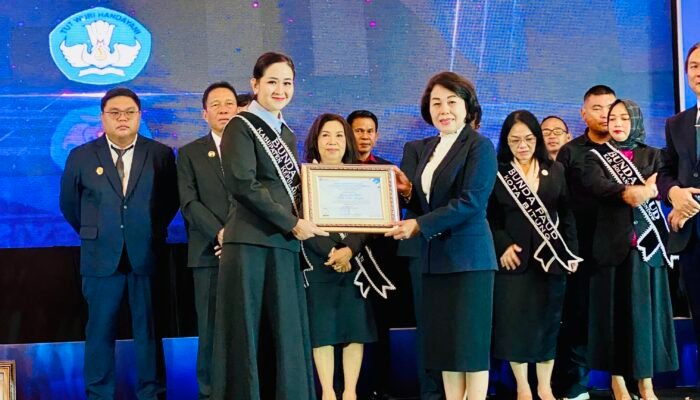 Bunda PAUD Kepulauan Sangihe Cherry Thungari Terima Penghargaan Apresiasi Bunda PAUD Tingkat Nasional 2025