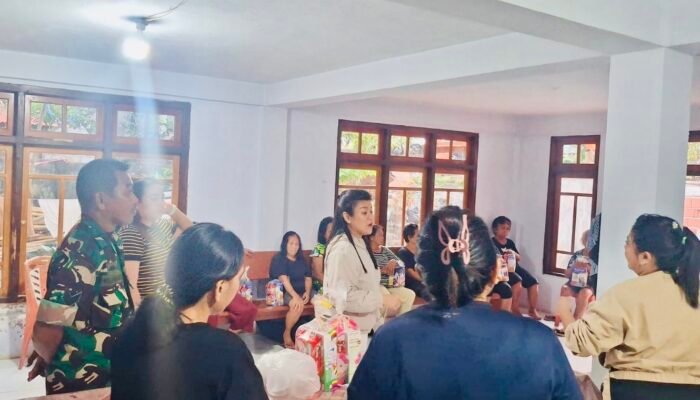 Babinsa Dampingi Bupati Sitaro Salurkan Bantuan bagi Pengungsi Lansia di Kelurahan Bahu