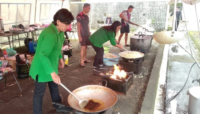 Gotong Royong Kemanusiaan di Sitaro, Persit Turut Dukung Dapur Umum Pengungsi