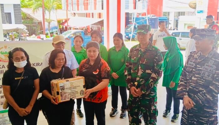 Persit PD XIII/Merdeka Salurkan Bantuan Kemanusiaan kepada Pengungsi Bencana Siau