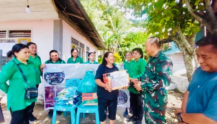 Persit PD XIII/Merdeka Distribusikan Bantuan Kemanusiaan untuk Warga Terdampak Bencana di Batusenggo