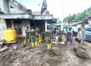 TNI Bersama Warga Bersihkan Rumah Terdampak Banjir Bandang di Kampung Peling