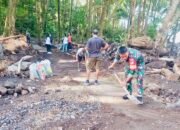 Babinsa Koramil 1301-02/Siau Bersama Warga Bersihkan Jalan Setapak Pascabencana di Kampung Bumbiha