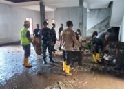 Satgas Gulbencal Bersama Polri dan Warga Bersihkan Gereja Terdampak Banjir Bandang di Kampung Peling