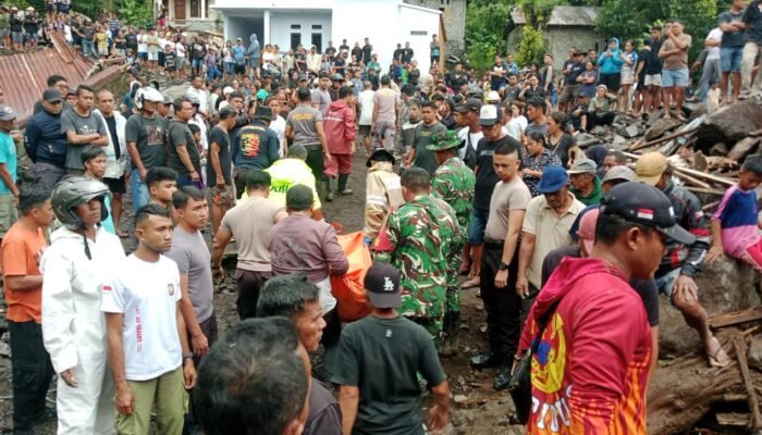 Kodam XIII/Merdeka Kerahkan Personel Bantu Evakuasi Warga Terdampak Bencana Banjir Bandang di Siau Kepulauan Sitaro