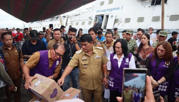 Hadiri Pendistribusian Bantuan Pemprov Sulut bagi Korban Banjir Bandang, Danrem 131/Santiago: TNI Siap Berikan Dukungan Maksimal