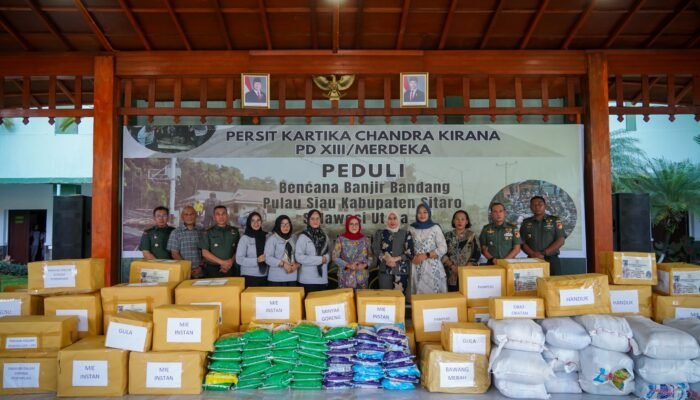 Peduli Korban Banjir Bandang di Siau, Persit KCK PD XIII/Merdeka Salurkan Bantuan Kemanusiaan