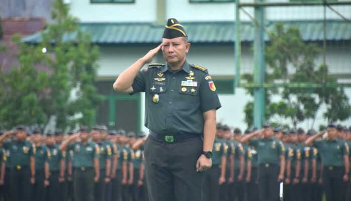 Aster Kasdam Kolonel Inf Alfian Pimpin Upacara Bendera Mingguan di Makodam XIII/Merdeka
