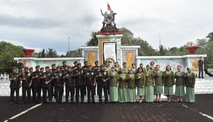 Peringati HUT ke-62 Korem 131/Santiago, Danrem Pimpin Ziarah Rombongan ke TMP Kota Manado