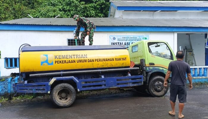 Prajurit Yonzipur 19/YKN Bantu Pasok Air Bersih Bagi Warga Terdampak Bencana Banjir Bandang di Siau