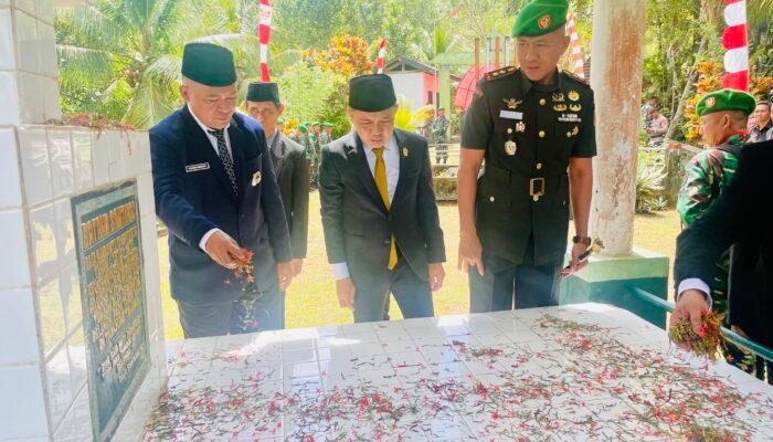 Hari Pertama Bertugas, Camat Manganitu Festus Makaminan Hadiri Ziarah Tabur Bunga di Makam Pahlawan Nasional Bataha Santiago