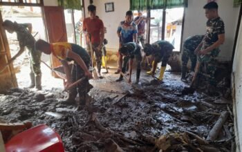 Sinergi TNI AD–AU Bersihkan Rumah Warga Terdampak Banjir di Laghaeng