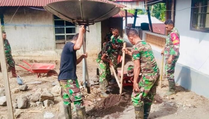Aksi Nyata Satgas Penanggulangan Bencana, Bersihkan Rumah Warga Terdampak Banjir di Siau Barat